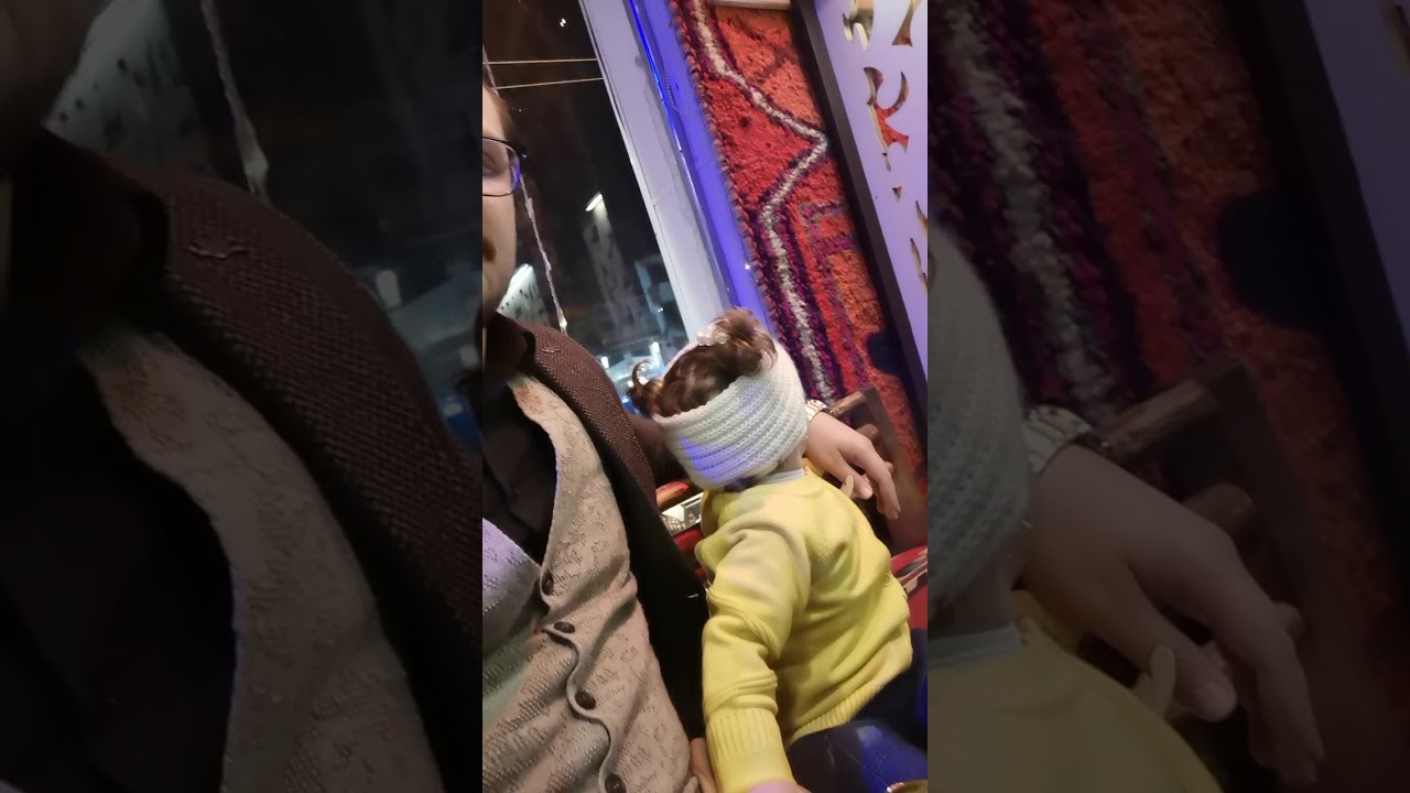 رهوفة اول مرة تگعد بمطعم وحدهه 😂 خو الصفنة وحدهه موضوووووع