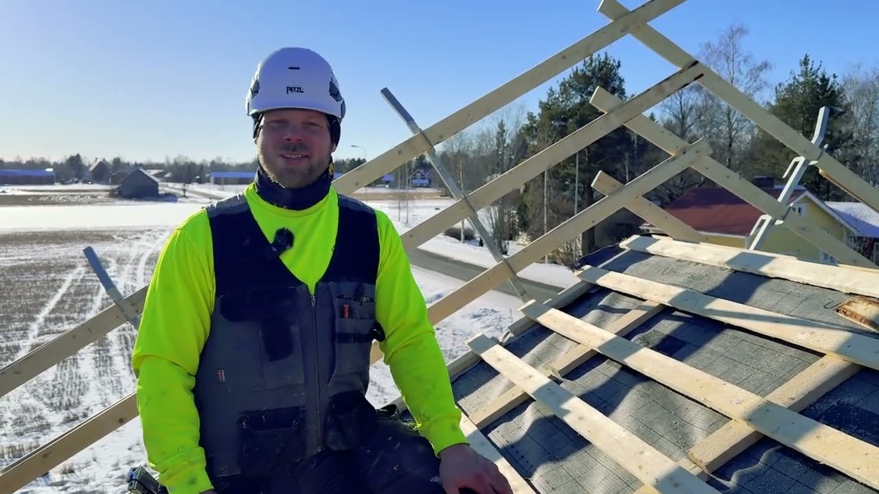 Rami Hietaniemi näyttää Kattoyksikön talviasennuksen