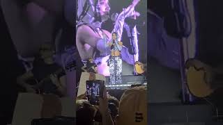 María Becerra llora durante su concierto 😭