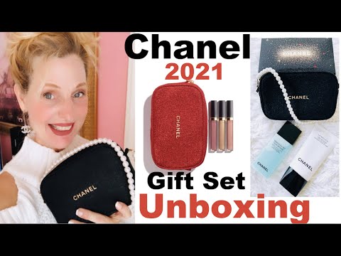 Unboxing the gift bag from a Chanel Holiday Event last night ♥️ #chane