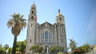 Basilica of the National Shrine of the Little Flower - San Antonio, Texas
Please watch in HD! (1080)
Dont forget to SUBSCRIBE or Thumbs Up!
Check out our video map at:
http://www.nomadic-gear.com/where
Nomadic Gear on Twitter! twitter.com/NomadicGear
Nomadic Gear on Facebook! facebook.com/nomadicgear
Nomadic Gear on Instagram! instagram.com/nomadicgear
Our own website! nomadic-gear.com
This video of the Basilica of the National Shrine of the Little Flower is part of our Mission series covering missions and similar structures in San Antonio, Texas. The chapel is actually one of four minor basilicas in Texas and is also known as Our Lady of Mount Carmel and St. Thérèse Church. Its a beautiful structure that can be seen protruding from the neighborhood off I-10 and Culebra near downtown San Antonio. Basilica of the National Shrine of the Little Flower - San Antonio, Texas
