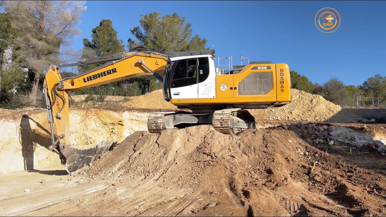 Liebherr 938 (Inicio y final excavación en Cala Vinyes).
