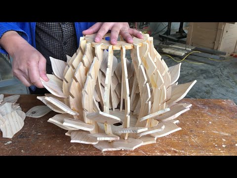 Video: Combinație elegantă de lemn și porțelan: lampă pendulară Plera