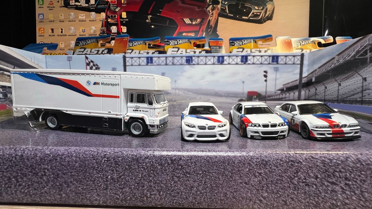 Hot Wheels Premium BMW Garage Diorama - YouTube