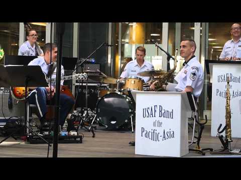 9月16日 茨城県で震度5の地震が起こった時に冷静に演奏するドラム奏者 アメリカ空軍太平洋音楽隊アジア パシフィックショーケース