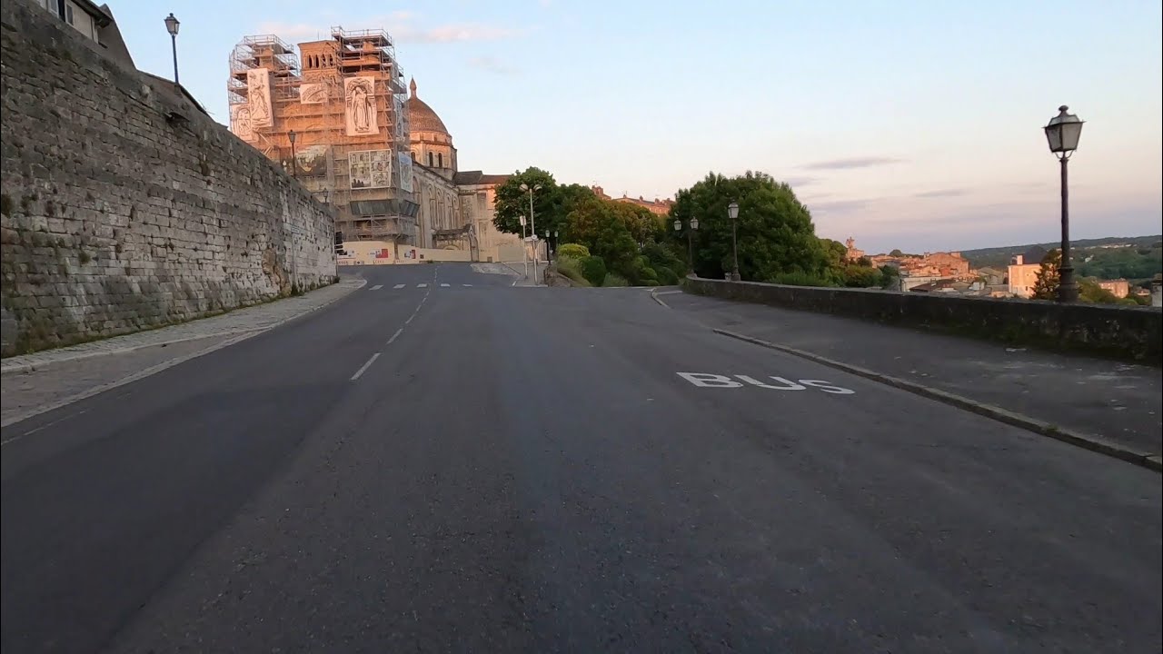 Promenade  dans les rues d'Angoulême en voiture. vidéo 4k