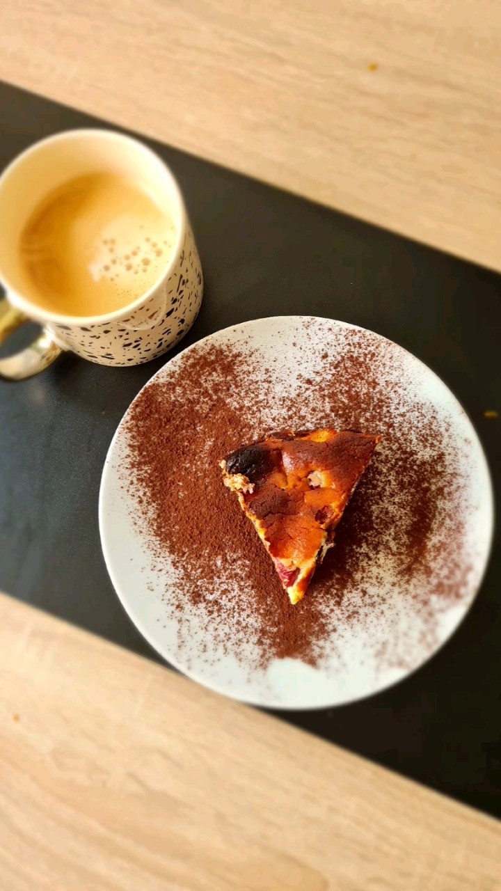 Schokoladen Kirschkuchen mit Quark.Шоколадний пиріг з вишнею та сиром ...