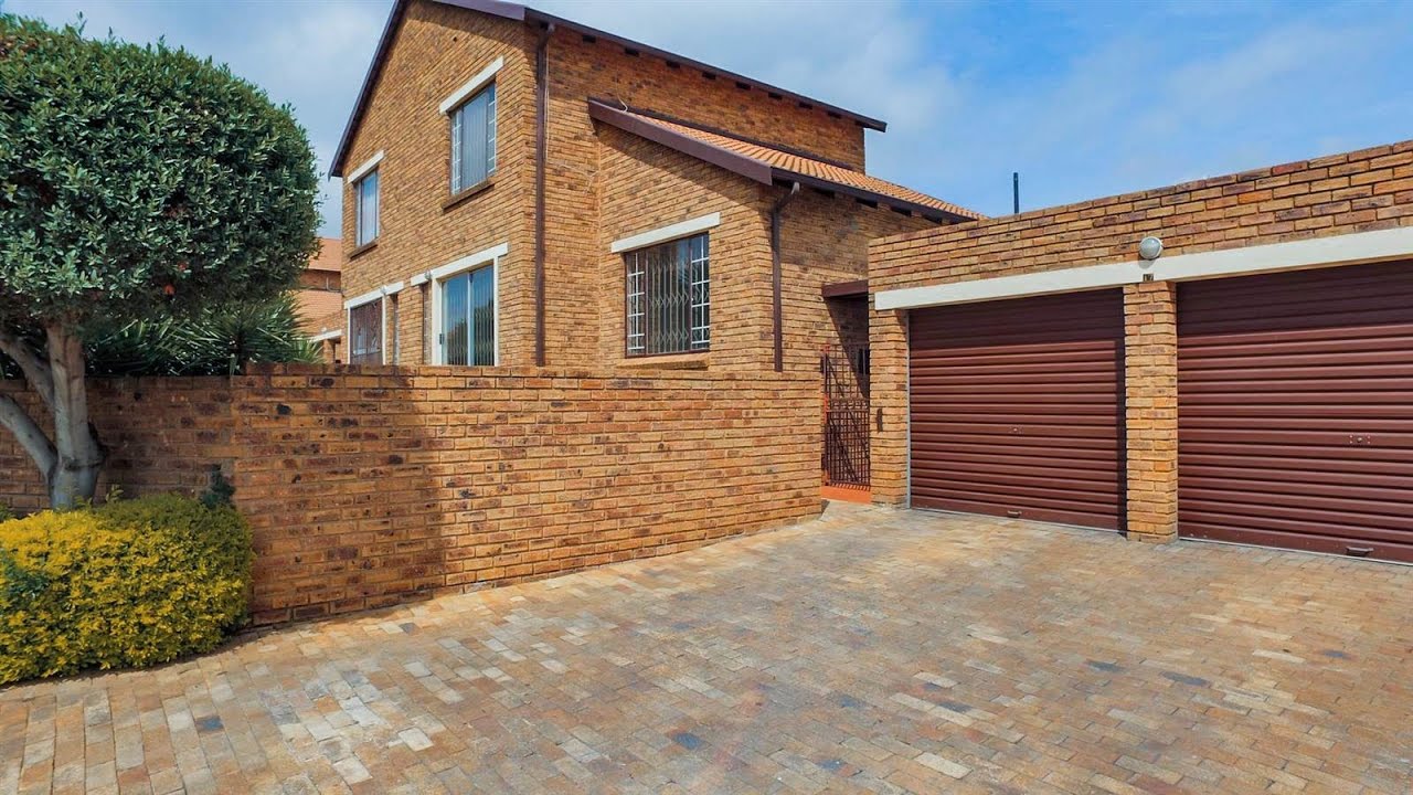 3 Bedroom Duplex for sale in Gauteng Johannesburg Roodepoort