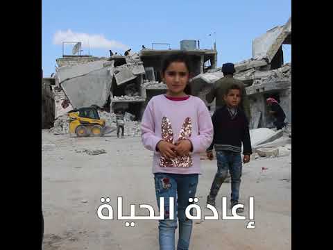 تعمل فرق الدفاع المدني في مدينة الأتارب غربي حلب بمساعدة المتضررين الذين غادروا منازلهم جراء القصف