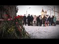 Десятки улан-удэнцев зажгли свечи и возложили цветы на месте смертельного ДТП