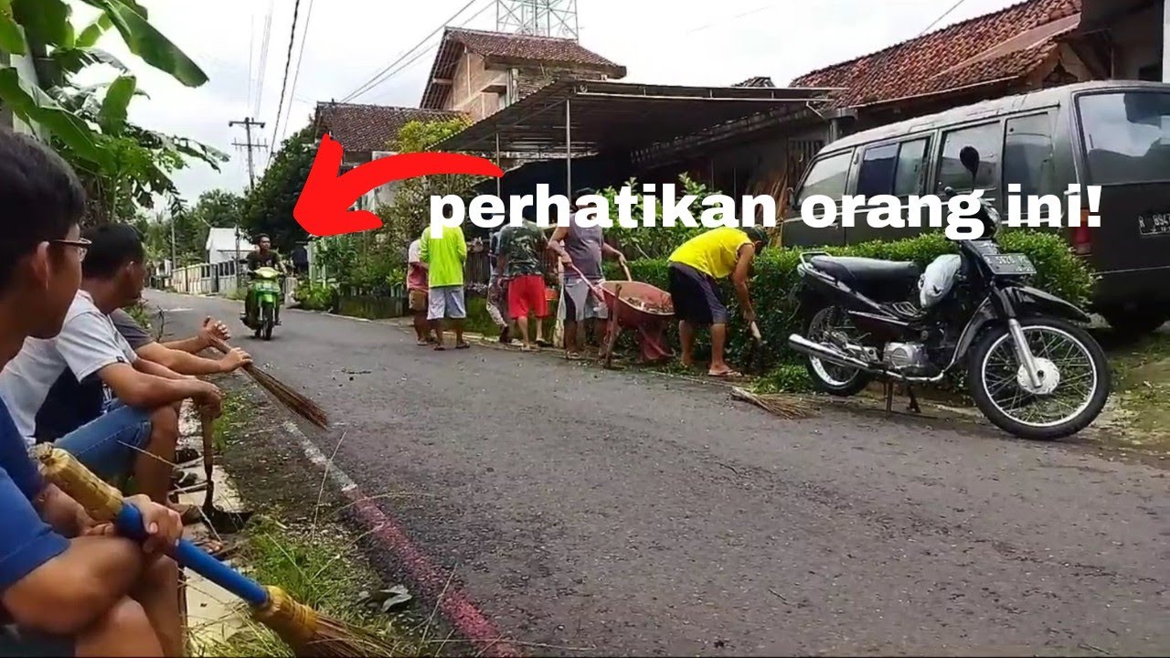 Kerja bakti bersih lingkungan RT 01 RW 04
