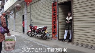 實拍火車站旁的旅館，住宿十塊錢一天。很多女人站在街邊探頭探腦