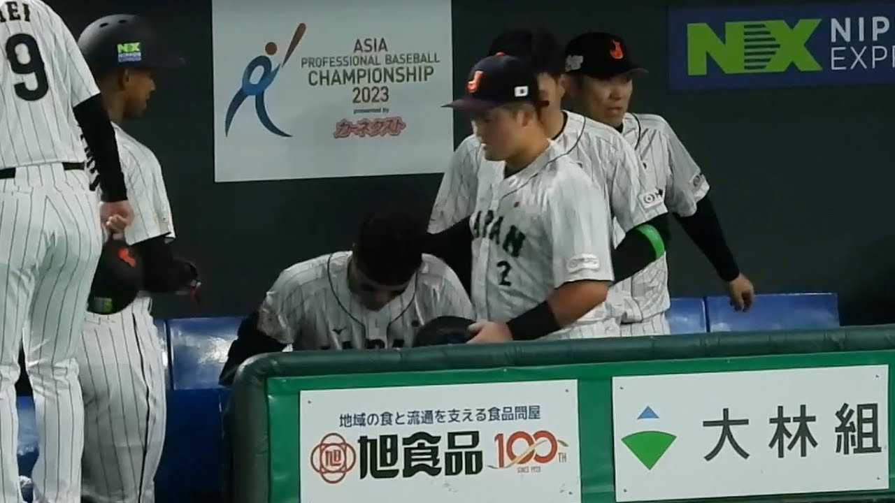 同期の絆】2打席連続チャンスで三振をした佐藤輝明を気遣って背中を 