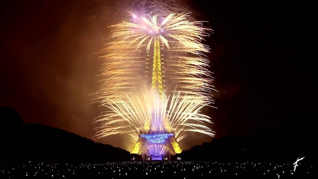 Au feu d'artifice de la Tour Eiffel, les JO 2024 en arrière-plan