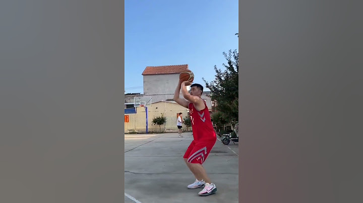 小伙子表情酷似姚明，投篮动作也超像，让人一度以为姚明重返球场 - 天天要闻