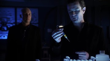 Milton Fine (Brainiac) inyecta el virus en Lex | SMALLVILLE 5x21-Latino