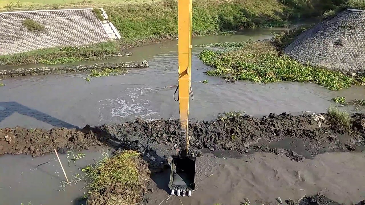 Long Reach Excavator Digging the River by CAT320D L/in Sungapan ...
