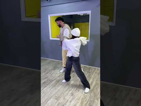 Miren este detrás