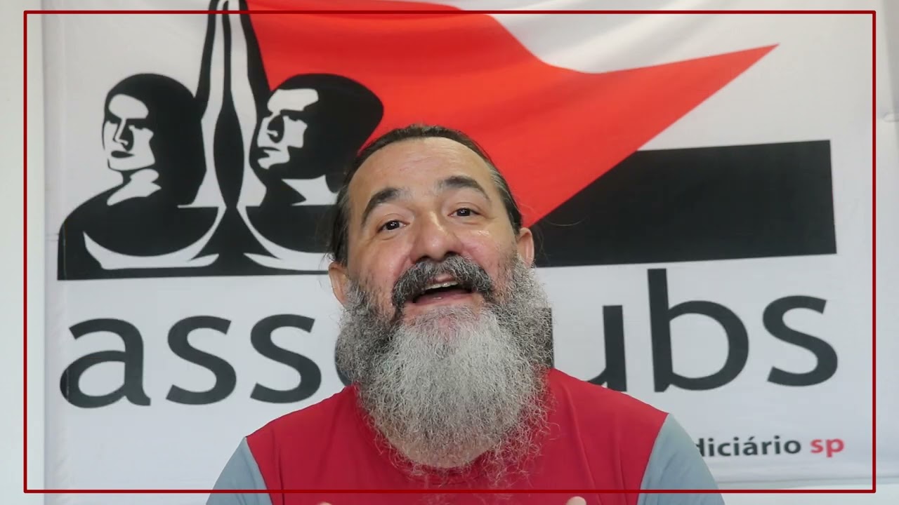 SERVIDORES = trabalham por 4 funcionários; MAGISTRADOS = tem até 4 assistentes