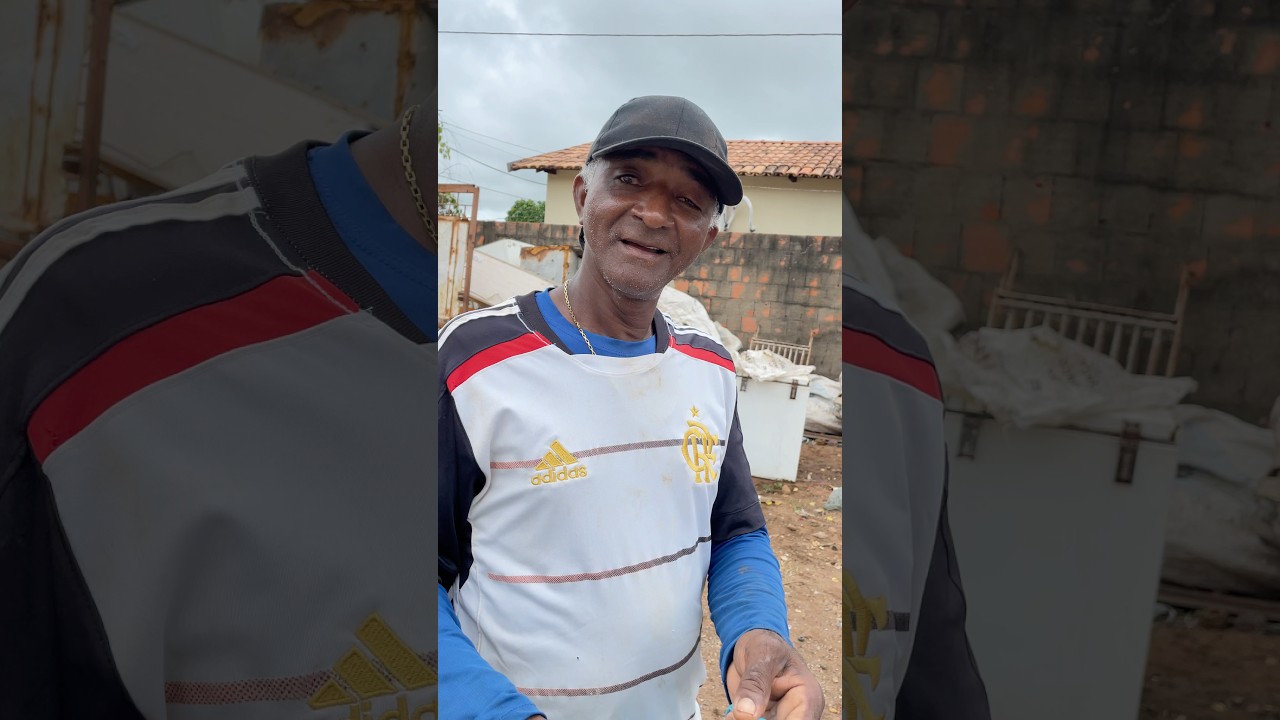 Ele chegou com plástico para vender.