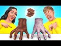 チョコレートの食べ物 vs 本物の食べ物のチャレンジ とWednesday Addams Multi DO Challenge