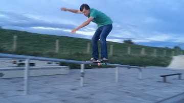 Boardslide up the rail!
