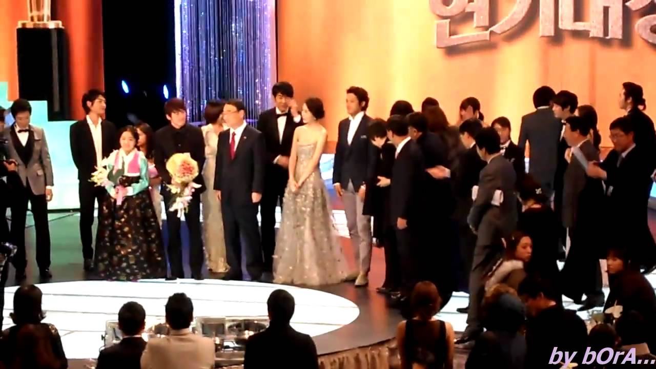 101231... 2010 KBS연기대상... 시상식 후 수상자 단체사진촬영(유천 컷)