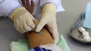 Заполнение системы для внутривенного вливания Заполнение системы для внутривенного вливания
