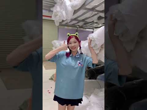 Video Chị Hải Anh làm áo lớp | Làm áo nhân một ngày mưa gió - YouTube