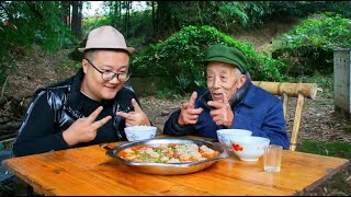 1斤猪肉，4个番茄，秘制“番茄丸子汤”肉丸Q弹嫩滑，汤鲜味美