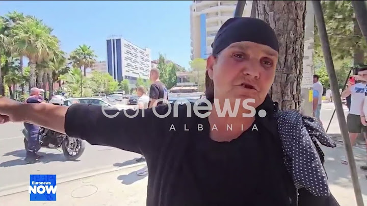 Aksidenti i qëllimshëm për një fjalë gojë, shoferi përplas makinën disa herë në skelë