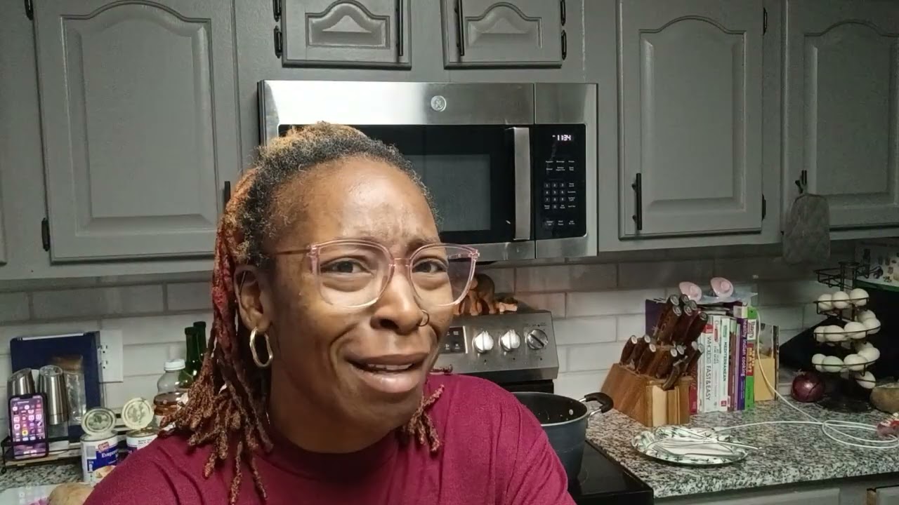 Cook breakfast with me (grits, eggs, beef bacon, biscuits and potatoes)# Like,share,comment