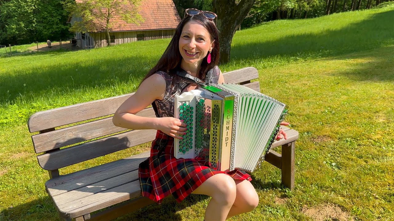 Claudia Hinker spielt die GEBURTSTAGSBLUMEN auf ihrer Steirischen Harmonika