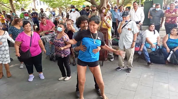 El colocho se  emociono y se activo de ver las pie...