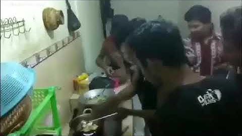 Ketika Bapak bapak memasak di dapur