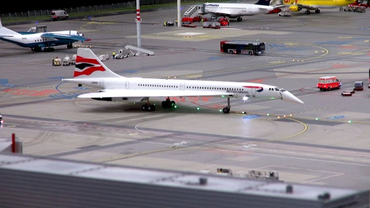 Miniatur Wunderland Hamburg - Model-Airport 2013 - YouTube