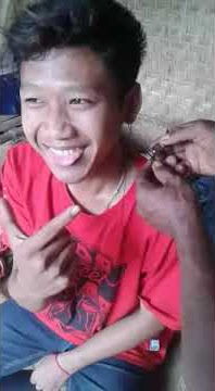 Tindik tradisional pakai jarum