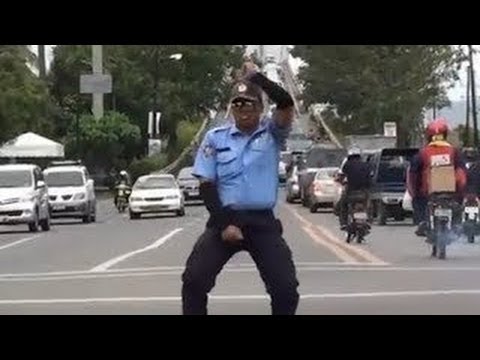 Полицейский танцует в машине