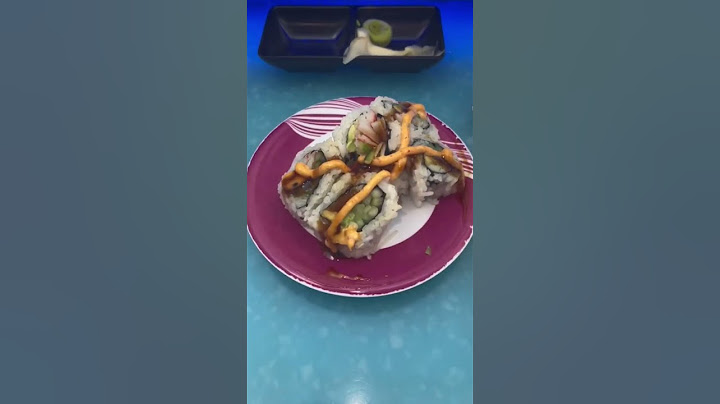 Trying rotating sushi bar Wasabi in Tysons Corner #shorts #dmv #dmvshorts #sushibar  #tysonscorner