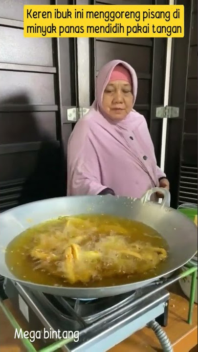 Keren ibuk ini menggoreng pisang di minyak panas mendidih pakai tangan