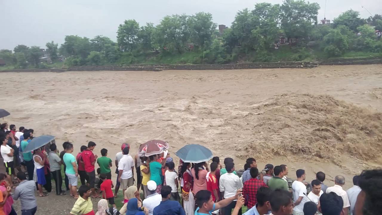 Tinau River destroys suspension bridge in Butwal - YouTube