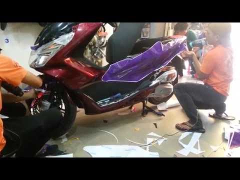 Video Dán decal đổi màu pcx 2014 - Hoàng Trí shop - youtube