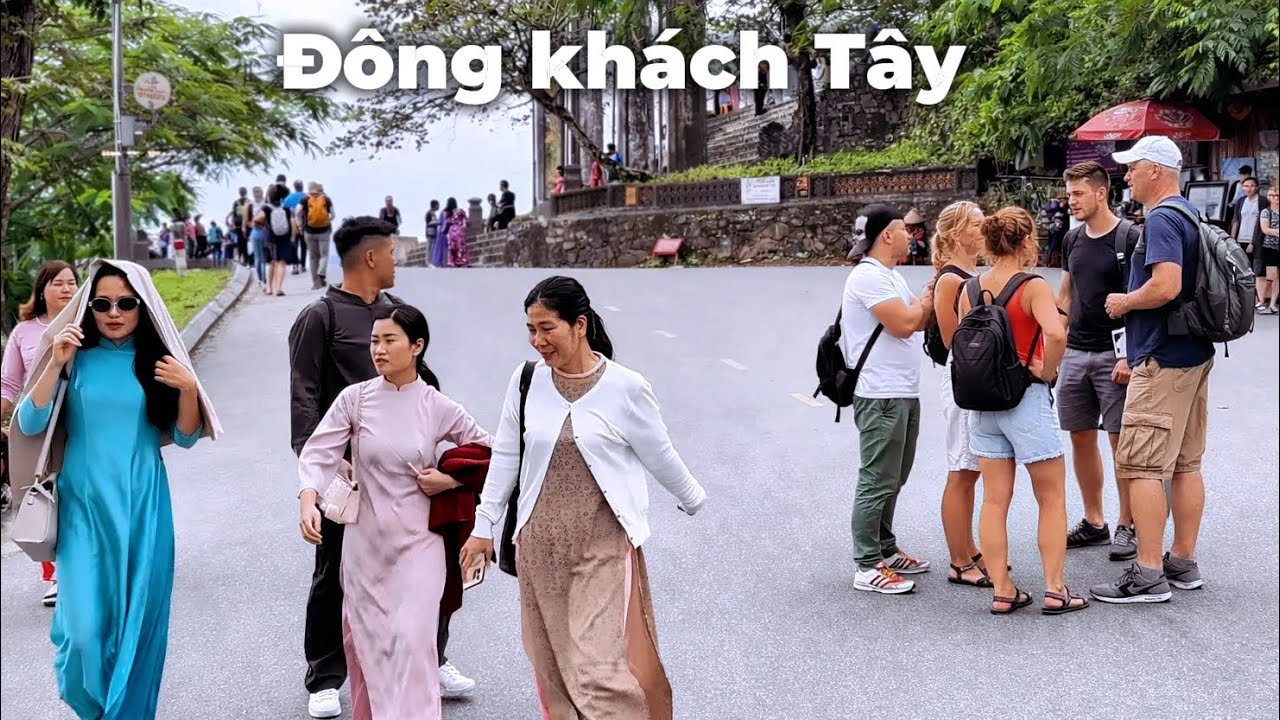 Khách Tây lớn tuổi rất thích ghé nơi này – Chùa Thiên Mụ