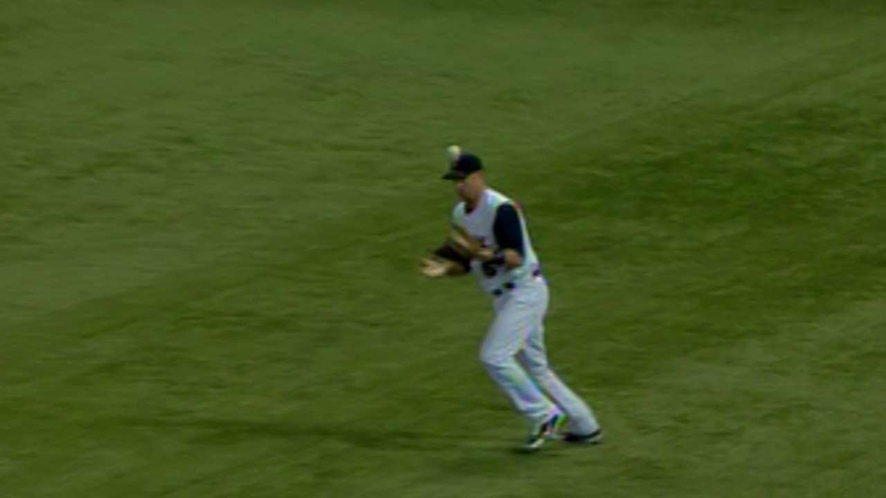 BOS@MIN: Cuddyer makes an artistic catch