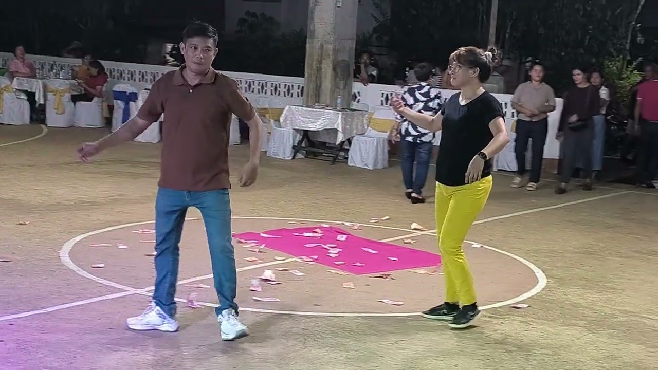 Kuratsa napaka saya hagisan ng pera