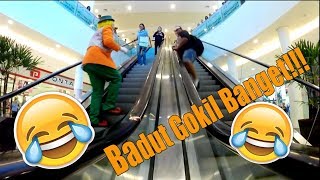 prank badut di eskalator| clown pie prank on escalator 