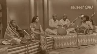 Kharee neem ke neechey' by  Maai Bhaagi (PTV Live recording)-Great folk song