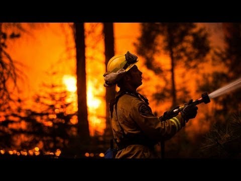Scenes From a Wildfire Near Yosemite - YouTube