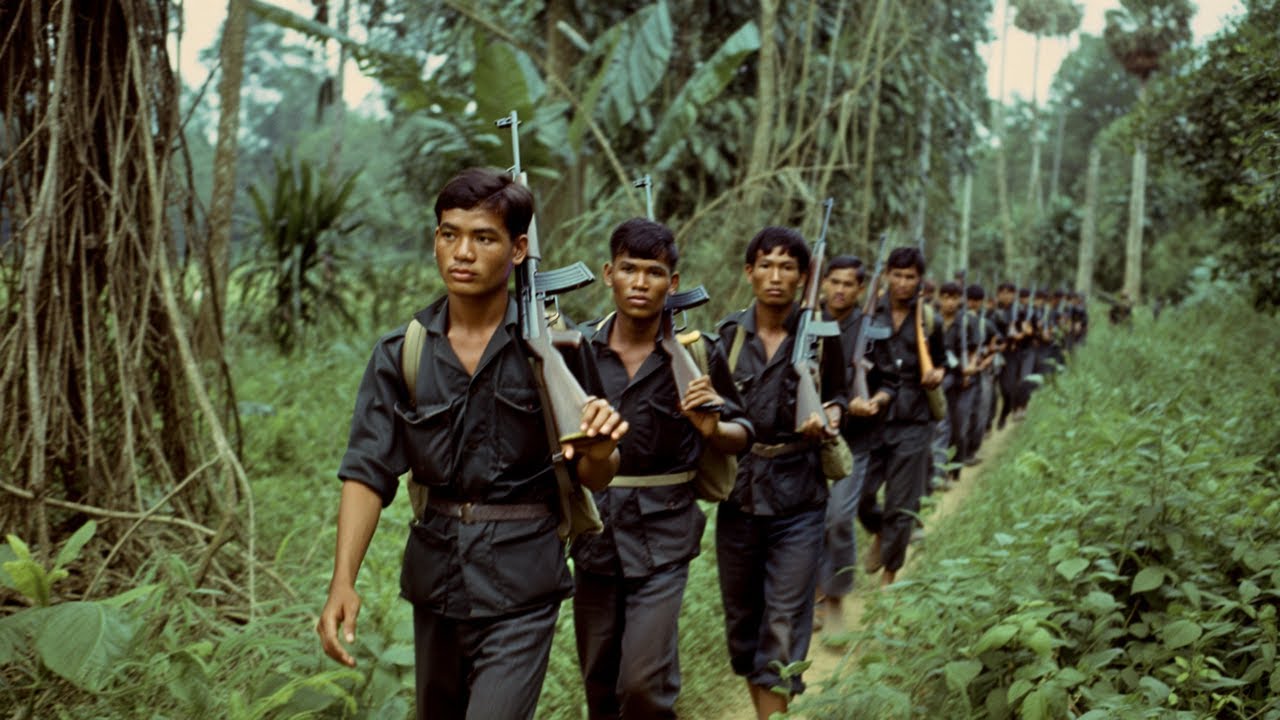 Bọn POLPOT dùng đá ném quân ta đang mắc kẹt dưới suối !