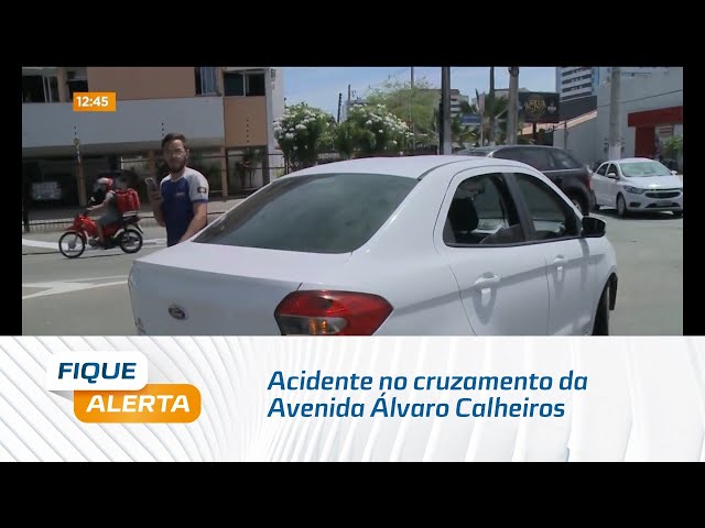 Acidente no cruzamento da Avenida Álvaro Calheiros, em Mangabeiras